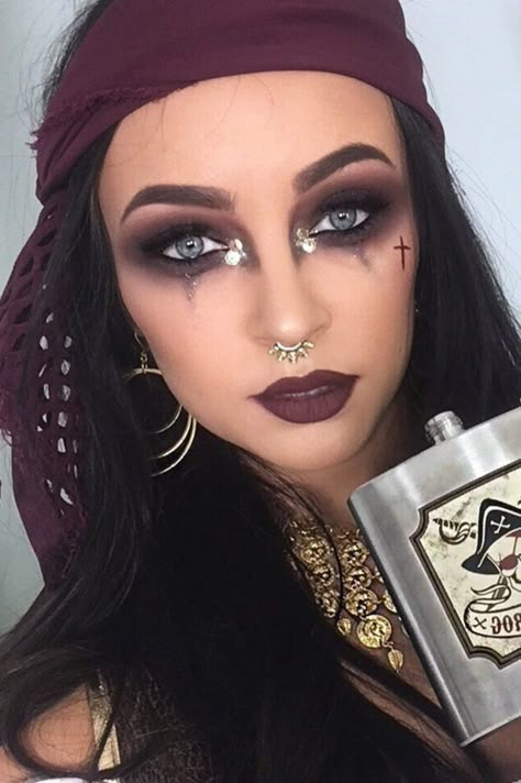 Pirate Makeup, Makeup Zombie, Dramatic Smokey Eye, Halloweenský Makeup, Halloween Costumes For Work, Cool Halloween Makeup, Pirate Halloween, Pantomime, Halloween Makeup Ideas