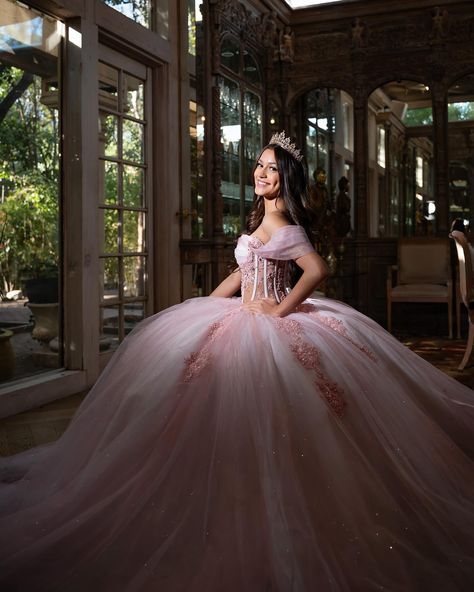 Quince Court Pictures Photo Ideas, 15 Birthday Picture Ideas, Quince Picture Ideas Photography, Quinceñera Poses, Poses For Quinceanera Pictures, Quince Picture Poses, Quince Court Pictures, Quinceanera Portraits, Quinceañera Photos