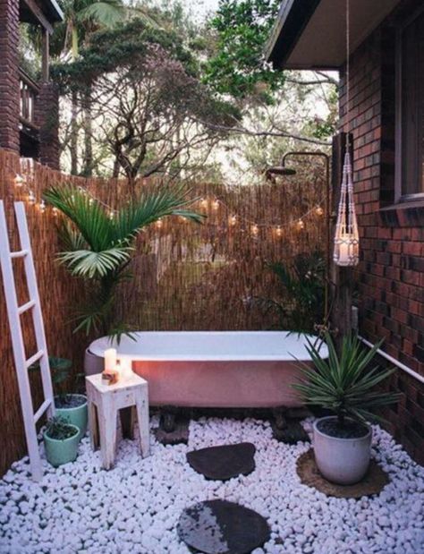 Rustic Outdoor Bathroom, Outdoor Bathroom Design Ideas, Hot Tub Privacy, Outdoor Bathtub, Outdoor Bathroom Design, Outdoor Tub, Outdoor Baths, Outdoor Bathroom, Tub Ideas