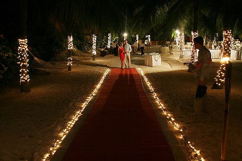 Inspiration for red carpet weddings Red Carpet Wedding Reception, Hollywood Red Carpet Party, Red Carpet Decorations, Old Hollywood Prom, Wedding Red Carpet, Hollywood Prom, Carpet Entryway, Carpet Wedding, Red Carpet Theme