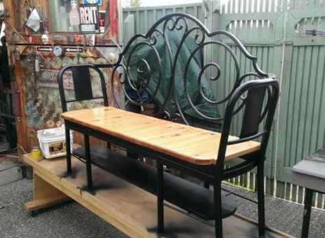 Old Metal Chairs, Furniture Repurposing, Iron Headboard, Old Headboard, Chairs Diy, Bench Seats, Upcycle Garden, Metal Headboard, Backyard Seating