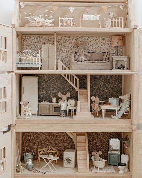 Tiffany Claire | Motherhood. Lifestyle. Home (@mrstiffanyclaire) • Instagram photos and videos Handmade Doll House Ideas, Plan Toys Victorian Dollhouse, Dollhouse Build Plans, Wooden Dolls House, Craft Doll House, Scandinavian Dollhouse, Maileg Mice House, Dollhouse Maileg, Maileg Dolls House