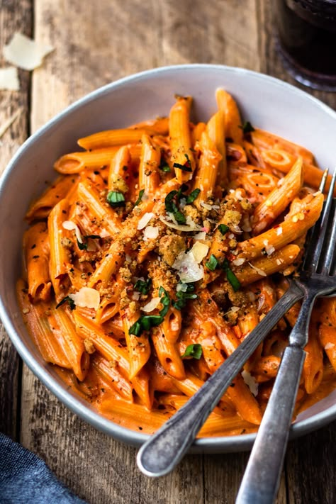 Penne alla Vodka with Parmesan Herb Breadcrumbs Wedding Food Pasta, Fancy Pasta Dishes, Picnic Pasta, Fancy Pasta, Penne Vodka, Yellow Picnic, Fancy Meals, Quick Pasta Dishes, Penne Alla Vodka