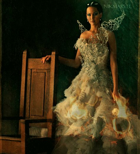 CLICK THE PICTURE. DO IT. ASLKFLHEORHLKHGLDHK thus is the coolest thing ever!!! Capitol Couture, After Earth, Effie Trinket, Fire Movie, Jena Malone, Donald Sutherland, Katniss And Peeta, Fashion Fantasy, Hunger Games 3