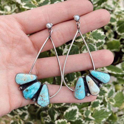 ✙ Wild Tejana Designs ✙ on Instagram: “These custom wedding earrings are to die for, y’all≫≫ . . . . . . . . . . #westernjewelry #bohojewelry #turquoisejewelry #handmadejewelry…” Western Closet, Turquoise Wedding Jewelry, Western Fashion Jewelry, Silversmithing Jewelry, Cowgirl Couture, Country Jewelry, Cowgirl Jewelry, Jewelry Photoshoot, Western Earrings