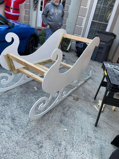 Build Santa Sleigh, Sleigh Parade Float, Diy Outdoor Sleigh Christmas Yard, Diy Santa Sleigh Outdoor, Outdoor Christmas Wood Decorations, Santas Sleigh Diy Cardboard, Grinch Sleigh Diy, Diy Sleigh Decoration, Santa Sleigh Diy