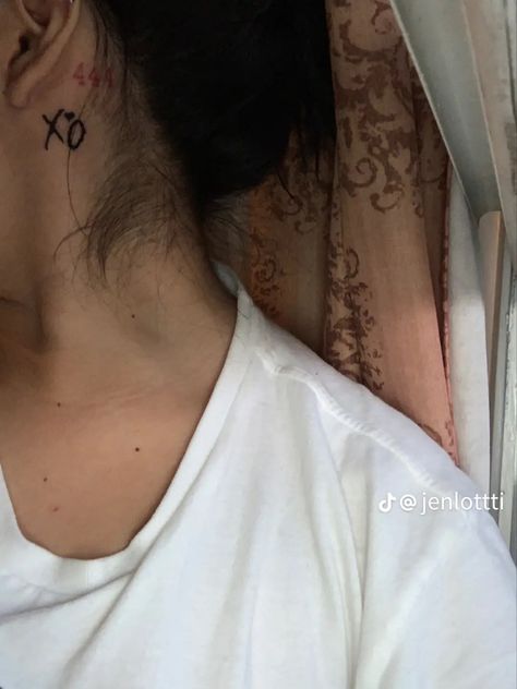 Xo Tattoo, Tattoo Neck, Cute Tats, Subtle Tattoos, Tat Ideas, Simplistic Tattoos, Creative Tattoos, Neck Tattoo, Body Mods