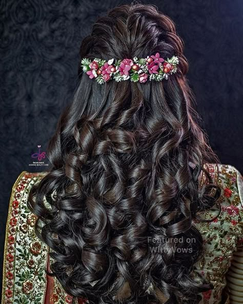 Reception Hairstyles, Half Up Curls, Hair Style On Saree, Engagement Hairstyles, Bridal Hairdo, Bridal Hair Buns, Indian Wedding Hairstyles, Flowers In Her Hair, Messy Buns