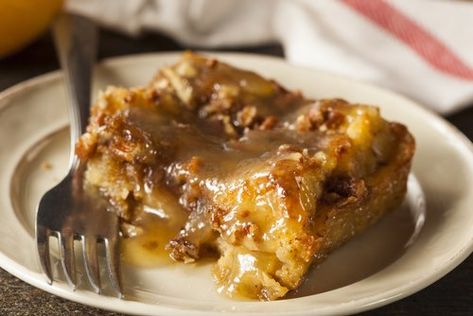 Bread Pudding Recipe With Rum Sauce, Pecan Bread Pudding Recipe, Copycat Desserts, Southern Bread Pudding, Easy Bread Pudding Recipe, Easy Bread Pudding, Pecan Bread Pudding, Whiskey Sauce, Rum Sauce