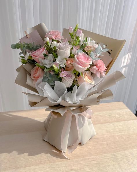 White Flower Bouquet, Flower Boquet, Birthday Flowers Bouquet, Pastel Bouquet, Luxury Flower Bouquets, Flower Photoshoot, Flower Bucket, Boquette Flowers, Flowers Bouquet Gift