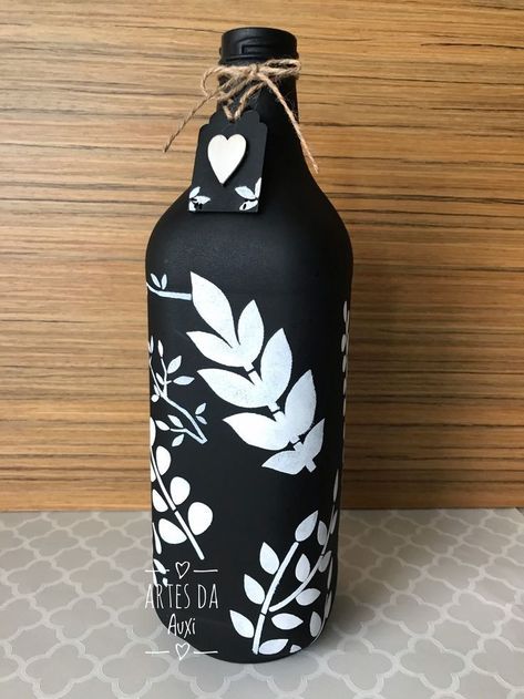 Black Bottle Painting, Glass Decor Ideas, Beer Bottle Art, Bottle Art Projects, Wedding Wine Bottles, Hand Painted Bottles, Diy Glass Bottle Crafts, Wine Bottle Art, Glass Bottles Art