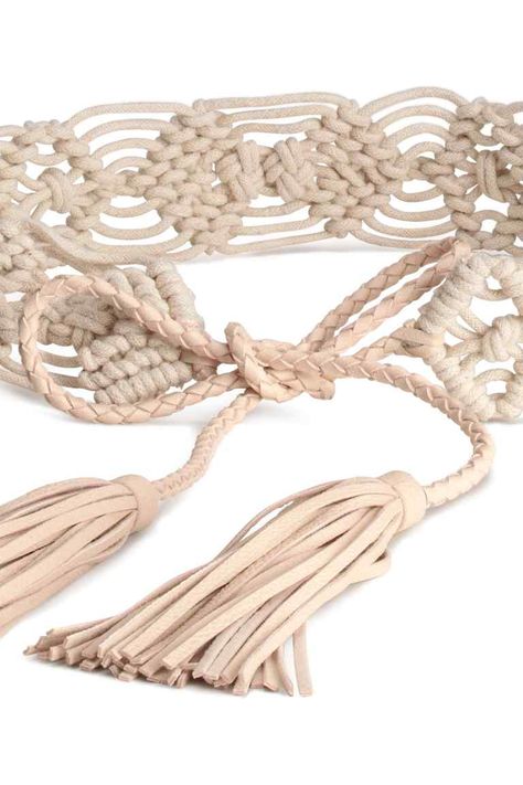 Cinto em macramé: Cinto em macramé com atilhos em pele sintética entrançada com borlas nas pontas. Largura aprox.: 4,5 cm. Macrame Headband, Macrame Clothes, H&m Fashion, Macrame Dress, Handmade Packaging, Macrame Boho, Micro Macramé, Macrame Ideas, Macrame Knots