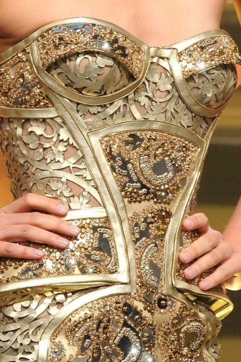 Versace couture exterior to the pic of interior corset on this pinterest board. Gold Corset, Mode Tips, Versace Couture, Atelier Versace, Baroque Fashion, Beauty And Fashion, Look Vintage, Yohji Yamamoto, Mode Inspiration