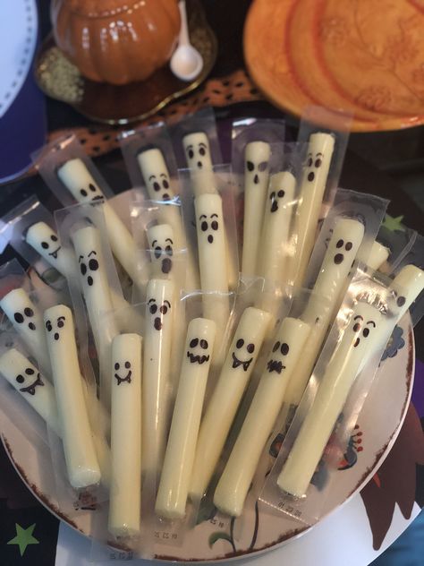 Halloween cheese ghost snacks Cheese Stick Halloween Treat, Halloween Snacks For Kindergarten Party, String Cheese Ghost, Halloween Kindergarten Snacks, Ghost Cheese Sticks, Cheese Stick Ghosts, Kindergarten Halloween Party Snacks, Halloween String Cheese, Halloween Mozzarella Sticks