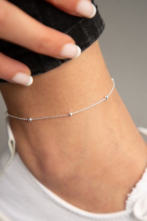 💍 This is a perfect summer jewelry. It is a minimalist Anklet with dragonfly and satellite chain. It is made of original 925K sterling silver. Real sterling silver and totally handmade. 925K Silver Anklet for Women, Summer Jewellery, Minimalist Dragonfly Anklet, Satellite Chain Anklet, Holiday Gift for Her, Anklet for Beach. Simple anklet. Body Jewellery. It is going to be best compliment anklet for your bikini. 📏 It is an easily adjustable size. Approximately 17/18cm, 4/5 stones. 👜 No sizing Dragonfly Anklet, Daisy Anklet, Emerald Green Jewelry, Rose Gold Anklet, Jewellery Minimalist, Starfish Anklets, Anklet Silver, Anklet Gold, Anklets For Women