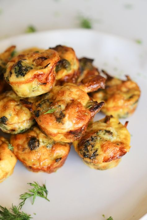 Mini-frittatas you'll be obsessed with 🤩 This recipe was made in collaboration with @eatingworks! #minifrittatas #frittatas #homemade #frittatasrecipe Mini Frittata Recipes, Individual Frittatas, Party Food Cold, Cold Party Food, Frittata Bites, Quiche Mini, Pizza Frittata, Fritata Recipe, Mini Frittatas