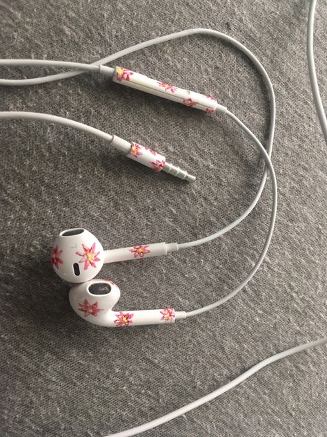 How To Decorate Wired Headphones, Corded Headphones Aesthetic, Decorated Earbuds, Decorated Wired Earphones, Earbud Decoration, Wired Headphones Decorate, Wired Earbuds Aesthetic, Wired Earphones Aesthetic, Wired Headphones Aesthetic