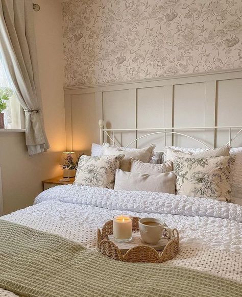 French Country, Cottage & Farmhouse | All the cozy vibes ��🤎 | Facebook Guest Bedroom Country Farmhouse Style, Master Bedrooms Decor Spring, Cottage Country Bedroom, European Country Bedroom, French Cottage House Interior, Modern Cottage Style Homes Interior, Cosy Cottage Bedroom, Guest Bedroom Decor Cozy, Farmhouse Bedroom Colors