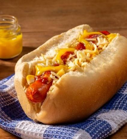 O cachorro quente é um dos lanches mais querido e consumido por crianças e adultos; aprenda uma receita simples e fácil de fazer Hod Dog, Hot Dog Recipes, Alessia Cara, Hot Dog Buns, Cheeseburger, Hot Dogs, Dinner Recipes, Cooking Recipes, Bread