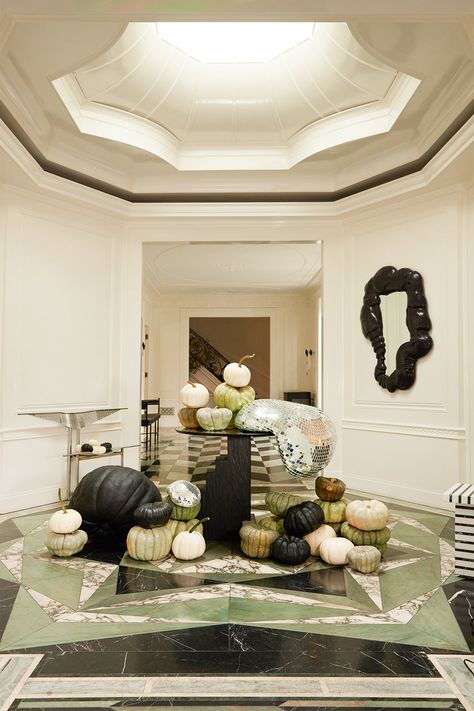 Halloween Entryway, Off White Kitchens, Pumpkin Arrangements, Pumpkin Display, Chic Halloween, Classic Interior Design, Green Colour Palette, Halloween Displays, Glass Pumpkins