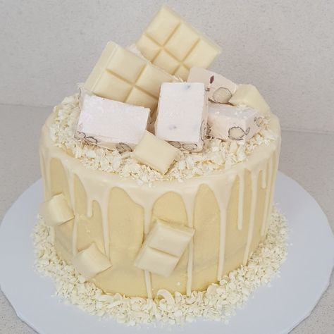 White Chocolate Cake Design, Nougat Cake, Chocolate Bar Cakes, Xv Ideas, Chocolate Candy Cake, Chocolate And Vanilla Cake, Vanilla Birthday Cake, Chocolate Cake Designs, White Chocolate Candy