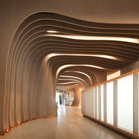 Design Inspiration: Yoox Net-A-Porter Tech Hub by Grimshaw How majestic is this design inspiration? Aiming to communicate adaptability, flexibility, and sustainability, the designers opted for natural materials and innovative elements in this space. Just look at that stunning wood wall and ceiling accent! Photo Credit/Source: Parametric Design Ceiling, Net A Porter Office, Innovative Ceiling Design, Biomimicry Interior Design Concept, Wall To Ceiling Design, Innovative Interior Design, Architectural Ceiling Design, Undulating Ceiling, Parametric Interior Design