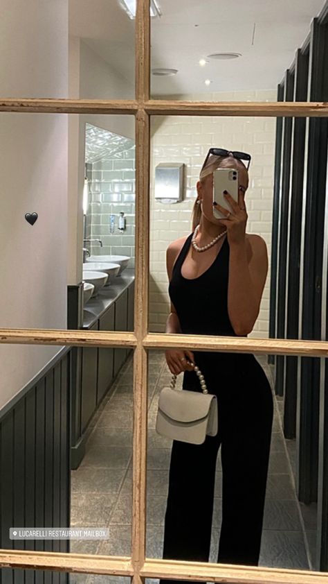 Restaurant Mirror Selfie, Fitcheck Poses, Restaurant Mirror, Restaurant Mirrors, Restaurant Aesthetic, Design Cafe, At Restaurant, Cute Birthday Pictures, Selfie Inspo