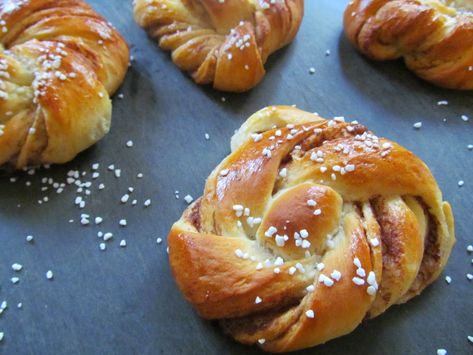 For the love of dinner: Norwegian Cinnamon Knots (Kanel snurrer) Norwegian Cinnamon Knots, Norwegian Cinnamon Rolls, Norwegian Cinnamon Buns, Authentic Norwegian Recipes, Norwegian Snacks, Cinnamon Knots, European Pastries, Breakfast Buns, Norwegian Cuisine