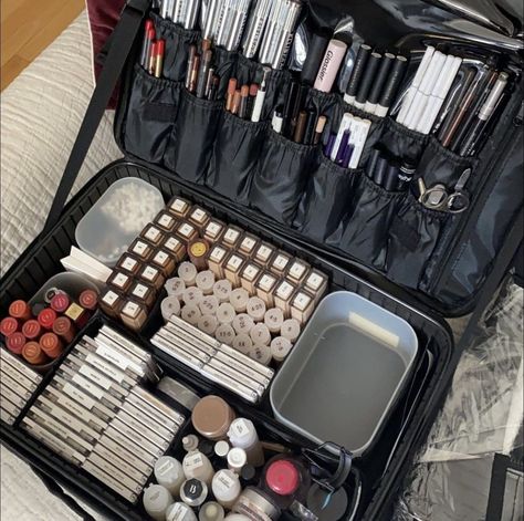 Makeup Kit Set Up, Mua Kit Organization, Pro Makeup Artist Kit, Professional Mua Kit, Mua Makeup Kit, Makeup Artist Work Station, Makeup Kit Aesthetic, Make Up Artist Aesthetic, Mua Essentials