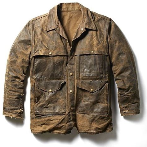 Filson Tin Cloth jackets, if you want it looking this good then you have to wear it! Usually at least 10 years to get it to this condition, but as you can see it’s worth it.. #unfailinggoods #filson #filsontincloth #filsonjacket #filsontinclothcruiser #filson1897 Filson Jacket, Boiled Wool Jacket, Mens Jackets Casual, Winter Jacket Men, Heritage Fashion, Field Jacket, Cotton Jacket, Men Winter, Wool Jacket