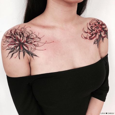 Red Spider Lily Neck Tattoo, Spider Lily Tattoo Chest, Spider Lily Shoulder Tattoo, Shoulder Tattoos Symmetrical, Spider Lily Back Tattoo, Anime Shoulder Tattoo, Symmetrical Shoulder Tattoo, Shoulder Tattoo Ideas, Lycoris Radiata