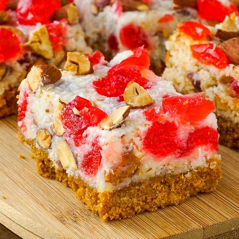 Cherry Almond Magic Bars - one of the easiest cookie bar recipe of all time gets a festive flavour twist with glacé cherries and tasty toasted almonds. Magic Cookie Bar Recipe, Cookie Bars Easy, Magic Bars, Almond Bars, Rock Recipes, Square Recipes, Cherry Desserts, Dessert Bar Recipe, Oreo Recipes