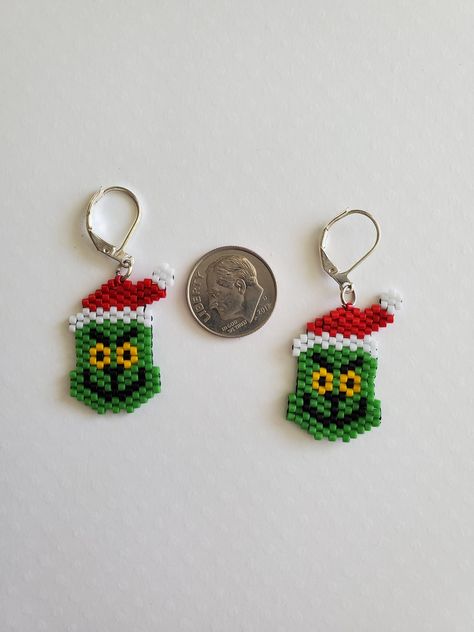 Grinch Fuse Beads, Seed Bead Christmas Earrings Free Pattern, Beaded Grinch Earrings, Grinch Beaded Earrings, Brick Stitch Christmas Earrings, Christmas Brick Stitch, Bead Christmas Earrings, Holiday Beaded Jewelry, Christmas Beaded Earrings