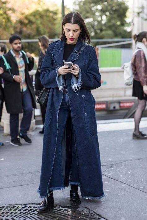 Denim Trench Coat Outfit, Coated Jeans Outfit, Trench Coat Street Style, Jean Trench Coat, Long Denim Jacket, Coated Jeans, Jeans Coat, Jacket Outfit Women, Trench Coat Outfit