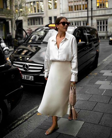 Satin Skirt Street Style Trend | BeSugarandSpice - Fashion Blog Satin Skirt Street Style, Slip Skirt Outfit, Satin Skirt Outfit, Skirt Outfit Ideas, Satin Slip Skirt, Look Zara, Ivory Skirt, Beige Outfit, Slip Skirts