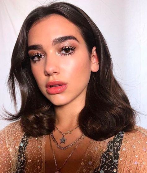 We’re here for Dua Lipa's  high-low look: glammed up eye makeup + natural lips = #makeupinspo Subtle Smokey Eye, Amazing Wedding Makeup, Makeup Tip, Wedding Makeup Tips, Beauty Make-up, Glow Skin, Braut Make-up, Wedding Makeup Looks, Day Makeup