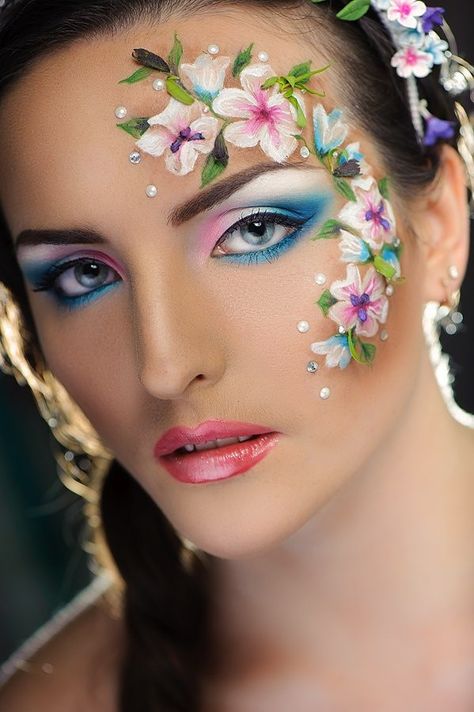 25+ Coolest Floral Makeup Looks Face Art Makeup Flowers, Flowers Facepainting, Extreme Make-up, Carnaval Make-up, Obličejové Masky, April Activities, Makeup Stylist, Flower Makeup, Face Paintings