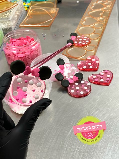 isomalt cookies, isomalt decorations, isomalt cake topper, isomalt lollipops Isomalt Cookies, Isomalt Cake Topper, Isomalt Decorations, Isomalt Lollipops, Isomalt Cake, Lollipops Diy, Homemade Lollipops, Candy Toppers, Lollipop Recipe