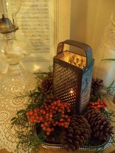 Rustic Christmas...vintage grater with candle and berries. Natal Country, Pinterest Christmas, Wine Christmas, Shabby Chic Christmas, Cheese Grater, Winter Ideas, Seasonal Decorations, Christmas Arrangements, Christmas Lanterns