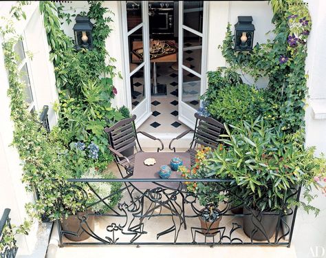 The railing on the rear balcony of designer Pierre Yovanovitch’s Paris duplex was created after a Jean Cocteau plate. Ideas Terraza, French Balcony, Balcony Privacy, Tiny Balcony, Small Balcony Garden, Small Balcony Design, Balcony Plants, Outdoor Balcony, Small Balcony Decor