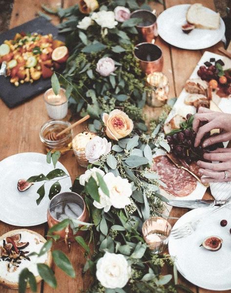 7 Gorgeous Thanksgiving Tablescapes - PureWow Summer Tablescapes, Table Buffet, Outdoor Dinner Parties, Thanksgiving Tablescape, Outdoor Dinner, Thanksgiving Table Settings, Decorations Table, Summer Tables, Thanksgiving Table Decorations