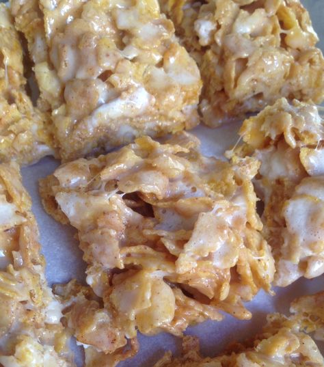 Cinnamon Frosted Flake Treats Cornflake Squares, Chicken Coating, Square Baking Pan, Flake Recipes, Cinnamon French Toast, Cereal Treats, Rice Crispy Treats, Crispy Treats, Rice Krispie Treats