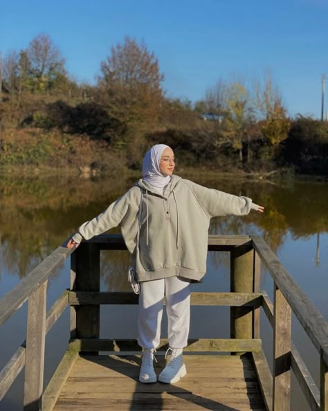 Oversized Modest Outfits, Modest Hoodie Outfit, Ootd Hoodie Oversize Hijab, Ootd Hoodie Oversize, Hijabi Hoodie Outfit, Ootd Hijab Hoodie, Hijabista Fashion Outfits, Hoodie Outfit Hijab, Hoodie Hijab