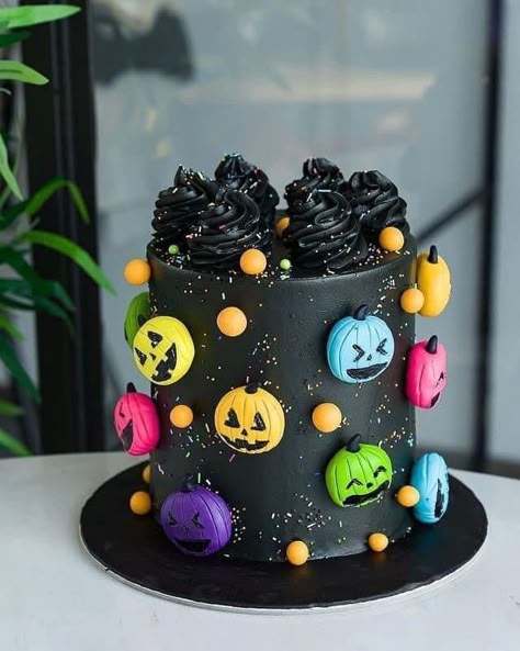 Halloween Cakes Ideas, Spooky Cake, Neon Halloween, Halloween Cake Decorating, Birthday Cake Decorating Ideas, Couture Cakes, Halloween Sweets, Halloween Baking, Cake Decorating Ideas