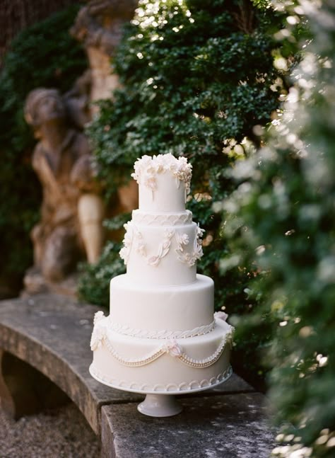 Swan House Wedding, Bolo Vintage, Swan Wedding, Swan House, Chic Vintage Brides, Elegant Wedding Inspiration, Classic Wedding Cake, Cake Photography, White Wedding Cakes