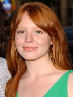 Lauren Ambrose (remember her from 6 feet under?) Mousy Brown, 6 Feet Under, Lauren Ambrose, Bright Red Lipstick, Subtle Makeup, Green Gown, Spring Color, Warm Spring, Light Spring