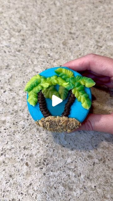 Linnea on Instagram: "Tropical palm tree cupcake 🌴 
@wiltoncakes piping bags and tools
#summervibes #cupcake #cupcakedecorating #cupcakes #summertreat #summertreats #buttercream #buttercreampiping #buttercreamcupcakes" Palm Tree Cupcakes, Piping Buttercream, Decorated Cupcakes, Buttercream Cupcakes, Tree Cookies, Buttercream Icing, Summer Treats, Tropical Palm, Growing Tree