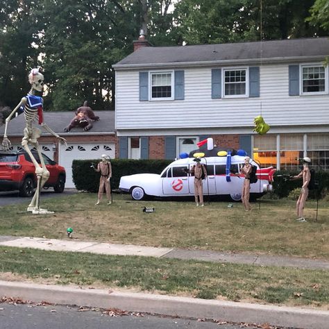 This Ghostbusters Halloween display makes perfect use of Home Depot's 12-foot tall skeleton - Ghostbusters News Simple Outdoor Halloween Decor, Ghostbusters Halloween, Halloween Yard Displays, Ghostbusters Party, Halloween Haunted House Decorations, Halloween Yard Art, Halloween Lawn, Halloween Decoration Ideas, Halloween Skeleton Decorations