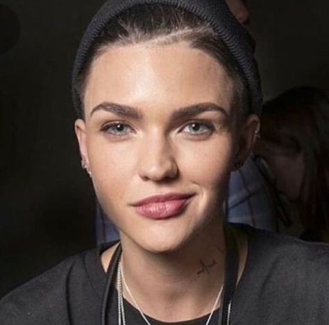 Ruby Rose Fanpage no Instagram: “😍😍❤️ • • • • • #rubyrose #ruby #rose #rubyrosevideos #rubyroseedits #oitnb #orangeisthenewblack #batwoman #themeg #stellacarlin #lgbt #lgbtq” Half Smile, Rubi Rose, Orange Is The New Black, Orange Is The New, Batwoman, Ruby Rose, Girl Crush, New Black, Beautiful People