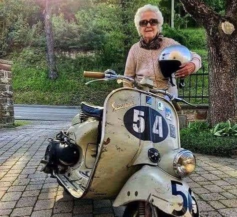 Vespa Vintage Italy, Custom Vespa, Classic Vespa, Vespa Piaggio, Retro Scooter, Scooter Custom, Vespa Girl, Moped Scooter, Piaggio Vespa